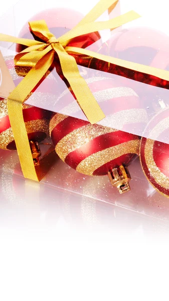 Neujahrsbälle in einer Schachtel ein selbstgestricktes Band mit Schleife. — Stockfoto
