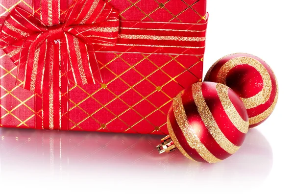 Palle rosse a strisce e regalo di Capodanno . — Foto Stock