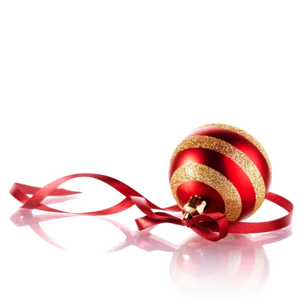 Bola de Ano Novo Listrado com uma fita vermelha . — Fotografia de Stock