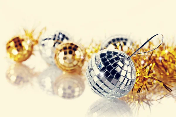 Spiegel bollen en van het Nieuwjaar klatergoud. — Stockfoto
