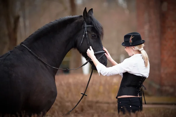 Menina e cavalo — Fotografia de Stock