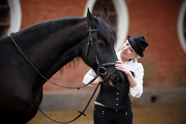 Menina e cavalo — Fotografia de Stock