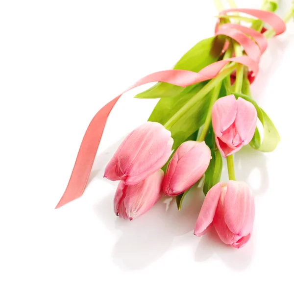 Bukett med rosa tulpaner med ett rosa band. — Stockfoto