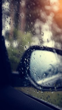 Arabanın camına yağmur damlaları.