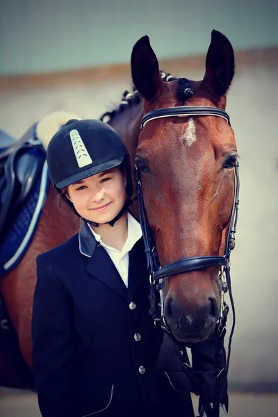 Retrato da amazona com um cavalo de desporto. — Fotografia de Stock