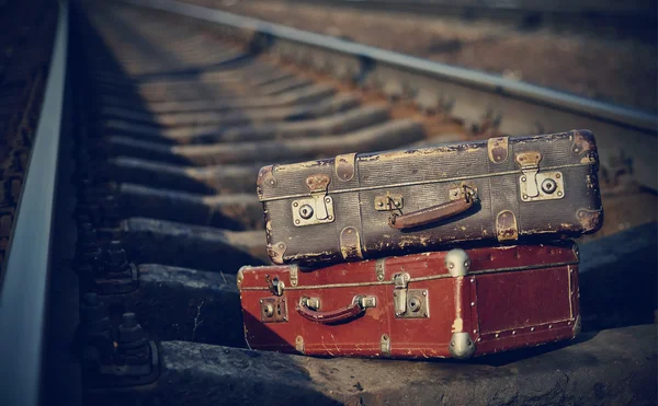 Старые чемоданы на рельсах — стоковое фото