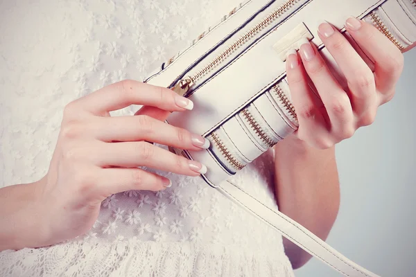 Krásné ženské ruce s manikúrou s malou kabelku — Stock fotografie