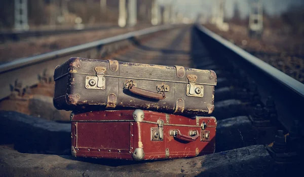 Образ винтажных чемоданов, забытых на железнодорожных путях . — стоковое фото