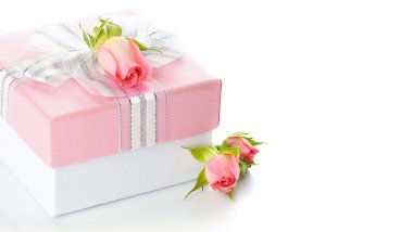 Gümüş bir yay ve gül hediye kutusu