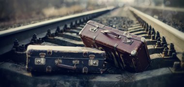 İki vintage çanta tren raylara yalan.