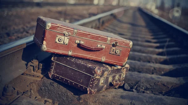 L'immagine di valigie d'epoca gettate su rotaie ferroviarie . — Foto Stock