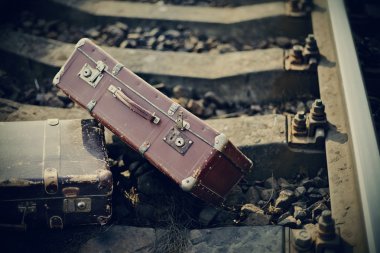 Vintage bavul demiryolu raylar üzerinde unutulur.