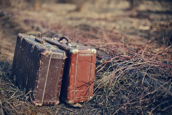 Два старых потрепанных чемодана — стоковое фото