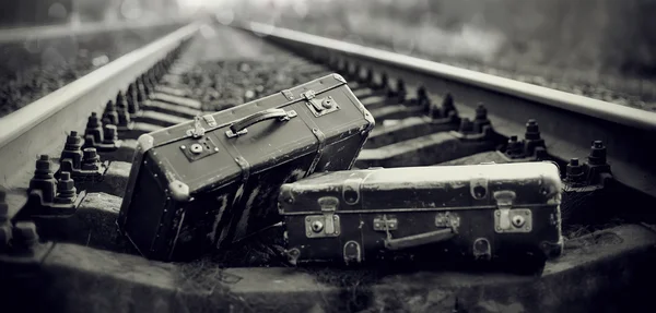 La imagen en blanco y negro de maletas en los carriles de ferrocarril. — Foto de Stock