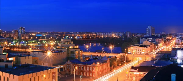 Panorama de la ciudad por la noche — Foto de Stock