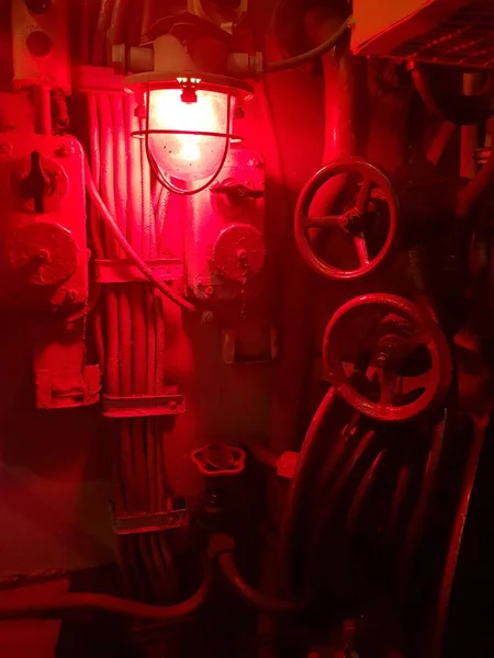 Czerwone Oświetlenie Awaryjne Wojskowej Łodzi Podwodnej — Zdjęcie stockowe