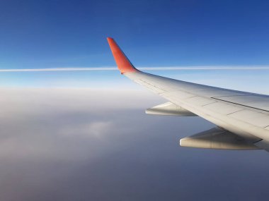 Mavi gökyüzünde kanat uçakları