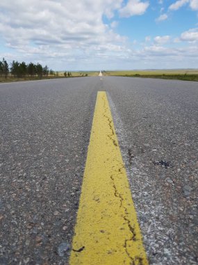 Bozkırda boş asfalt yol