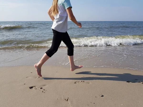 Ett Barn Springer Längs Stranden — Stockfoto