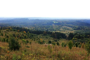 Arakul Gölü 'nün taştan tepesinden görünüşü
