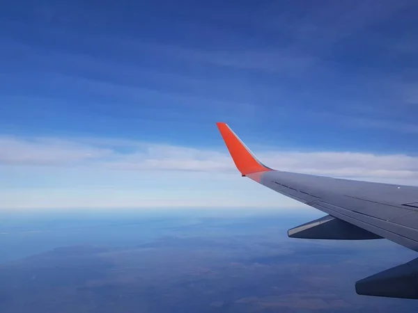 Letadlo Křídlo Modré Obloze — Stock fotografie