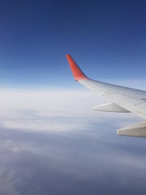 Mavi gökyüzünde kanat uçakları