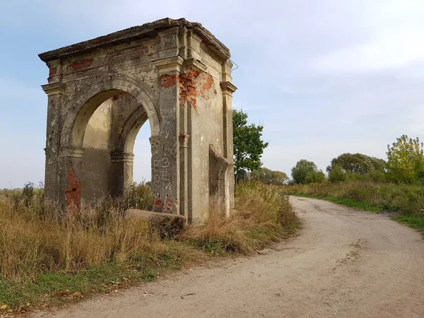 Destroyed Ancient Gate Manor — Stock Photo, Image