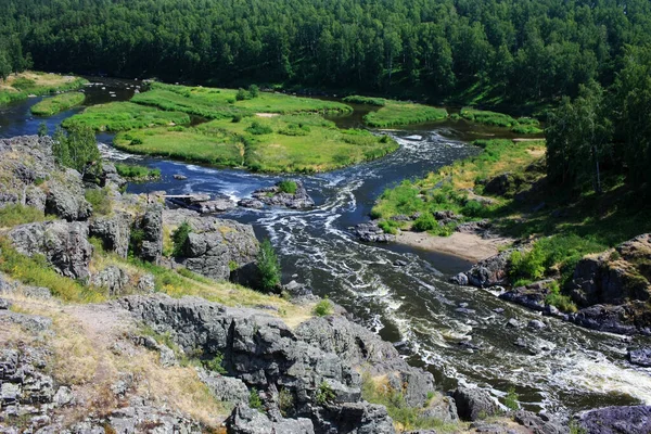 Μεγάλες Πέτρινες Πέτρες Κείτονται Ένα Ορεινό Ποτάμι — Φωτογραφία Αρχείου