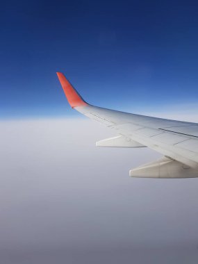 Mavi gökyüzünde uçak kanadı