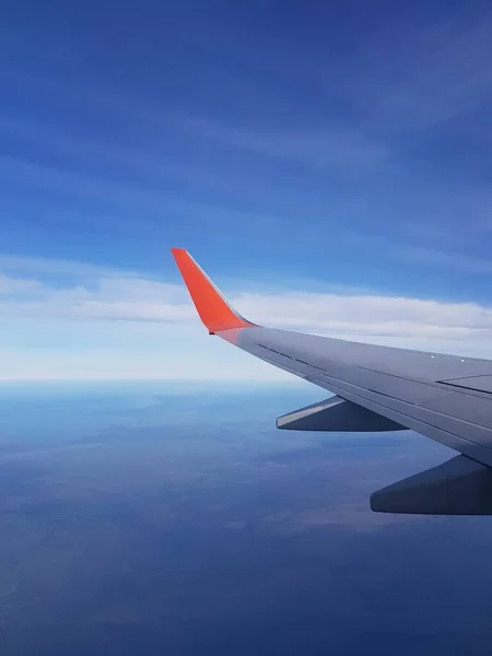 蓝天中的翼飞机 — 图库照片