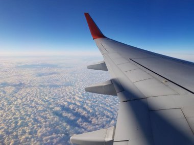 Mavi gökyüzünde kanat uçakları