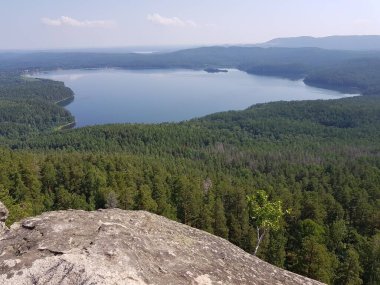 Sibirya taygası arasında mavi göl