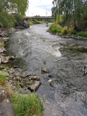 Dağ nehrinde büyük kaya parçaları var.