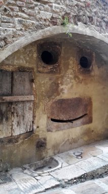 Eski bir İtalyan kasabasında su kaynağı