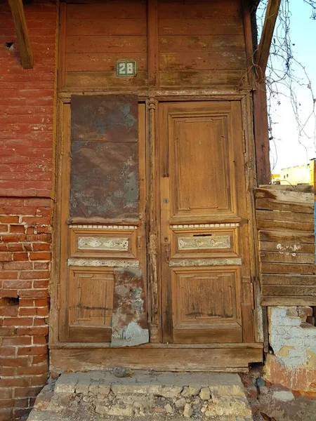 Antieke Houten Deur Een Stenen Huis — Stockfoto