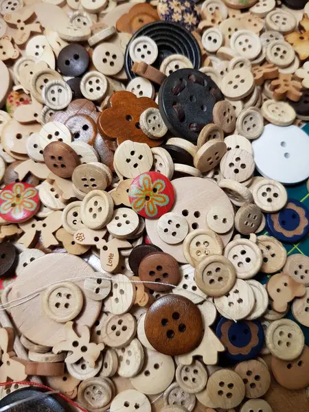 Dikiş Dikmek Için Renkli Tahta Düğmeler — Stok fotoğraf