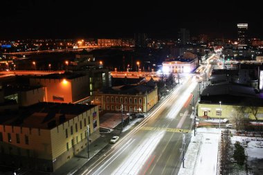 Geceleri şehrin sokakları karla kaplıdır.