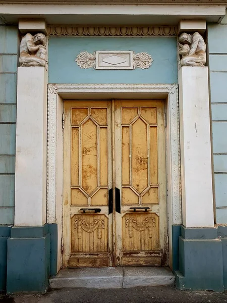 石造りの家のアンティークの木製のドア — ストック写真
