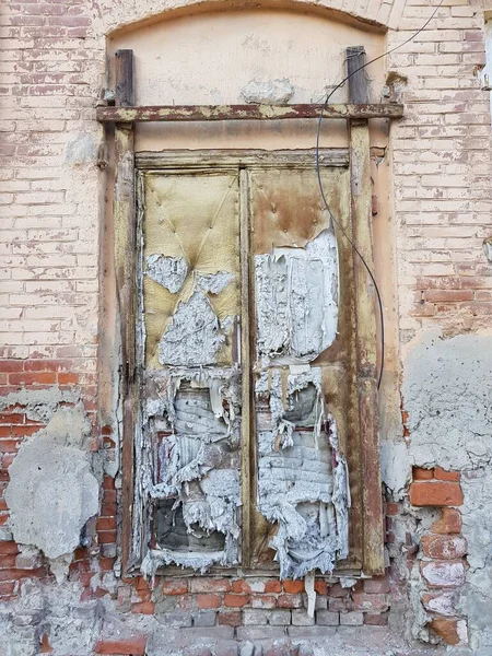 被毁的石屋木门 — 图库照片