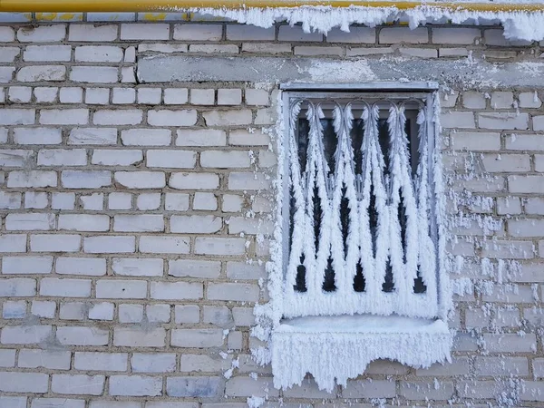 Ein Fenster Einem Haus Das Mit Frost Bedeckt Ist — Stockfoto