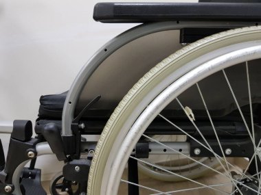 Hasta ve sakin insanları taşımak için tekerlekli sandalye.