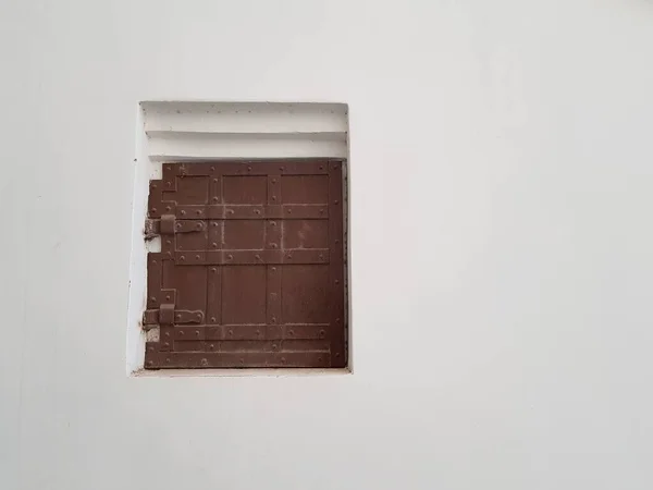 閉じたシャッターの壁にある古い窓 — ストック写真