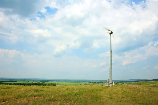 Wind Turbine Green Field Generates Electricity — Stock Photo, Image