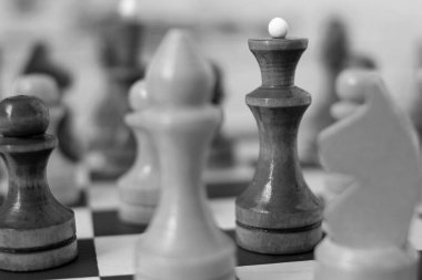 Satranç tahtasındaki satranç taşları