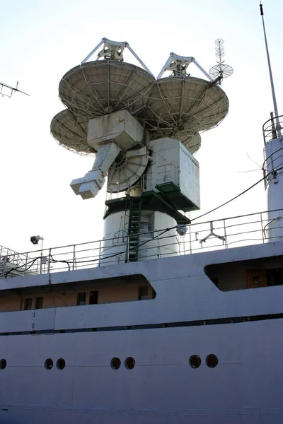 Κεραία Ραντάρ Επιστημονικό Πλοίο — Φωτογραφία Αρχείου