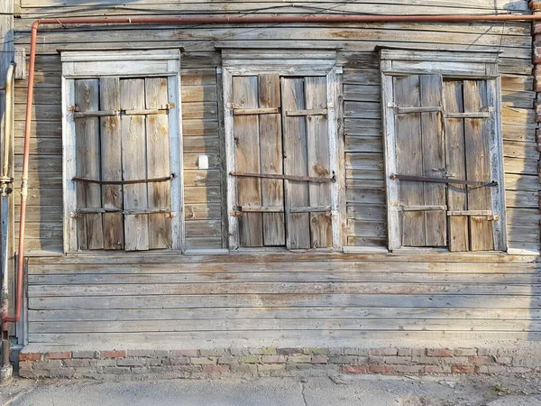 旧房子里有木制百叶窗的窗户 — 图库照片