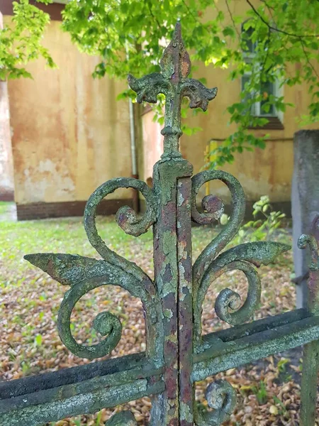 Oud Ijzeren Hek Met Groene Patronen — Stockfoto