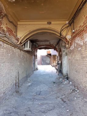 Eski harap avlunun kemerli girişi