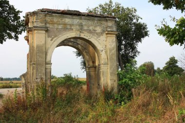 Eski bir malikanenin kapısı yıkıldı.