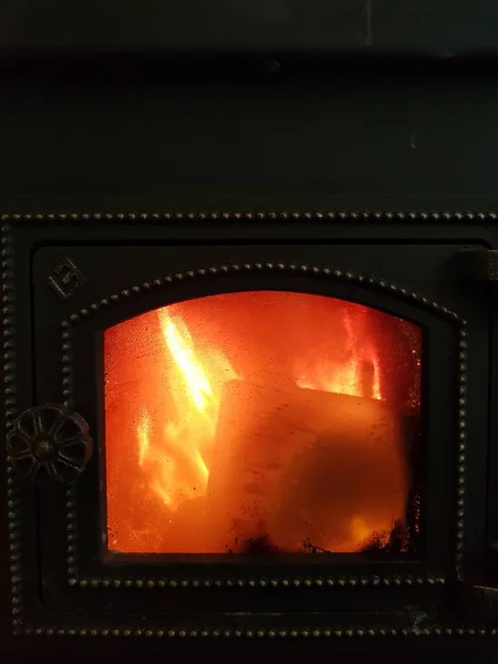 Ogień Szybą Kominka — Zdjęcie stockowe